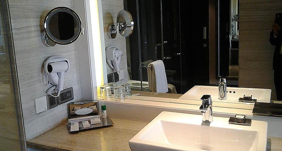 Landmark Hotel Deluxe Room 3