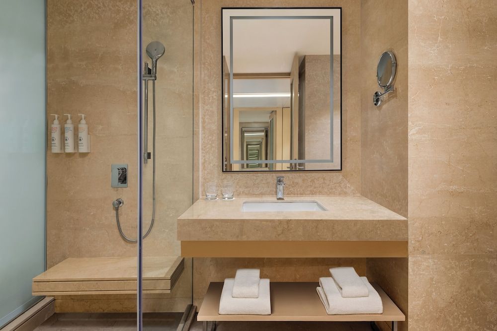 Indore Marriott Hotel Room, 2 Twin Beds 7