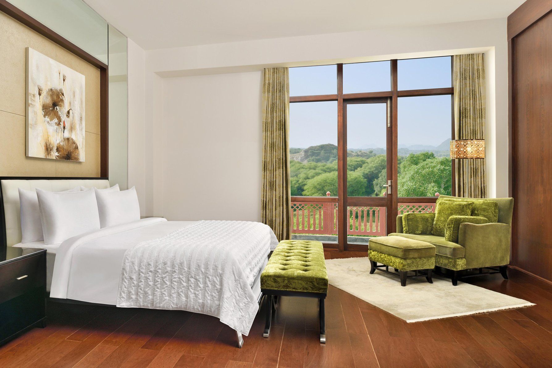 Deluxe Suite - King Bedroom with Mountain View