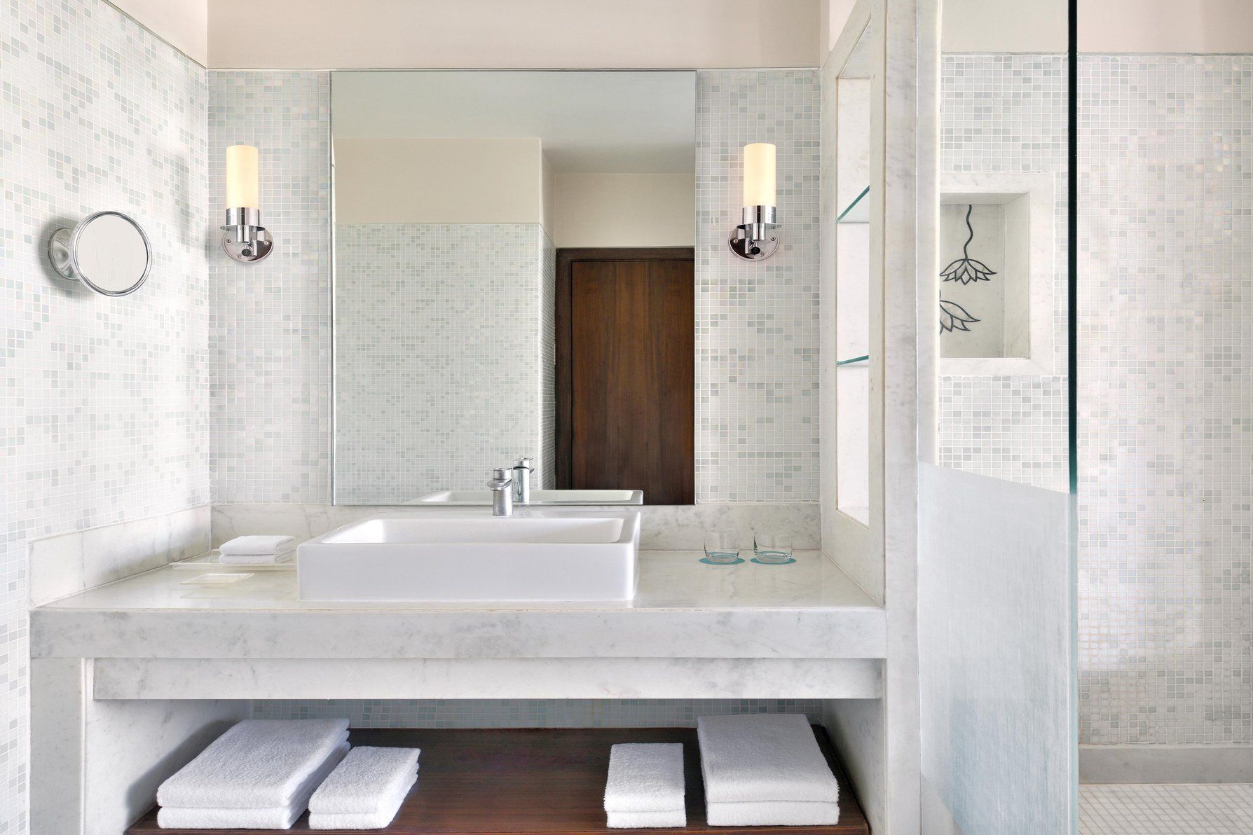 Twin Superior Guest Bathroom – Walk-In Shower