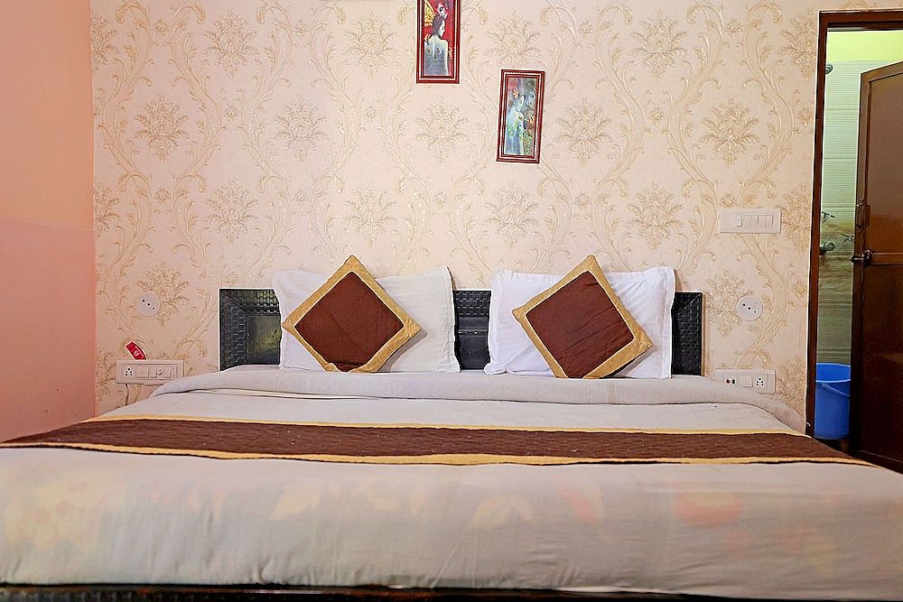 Hotel Manbhar Deluxe 11