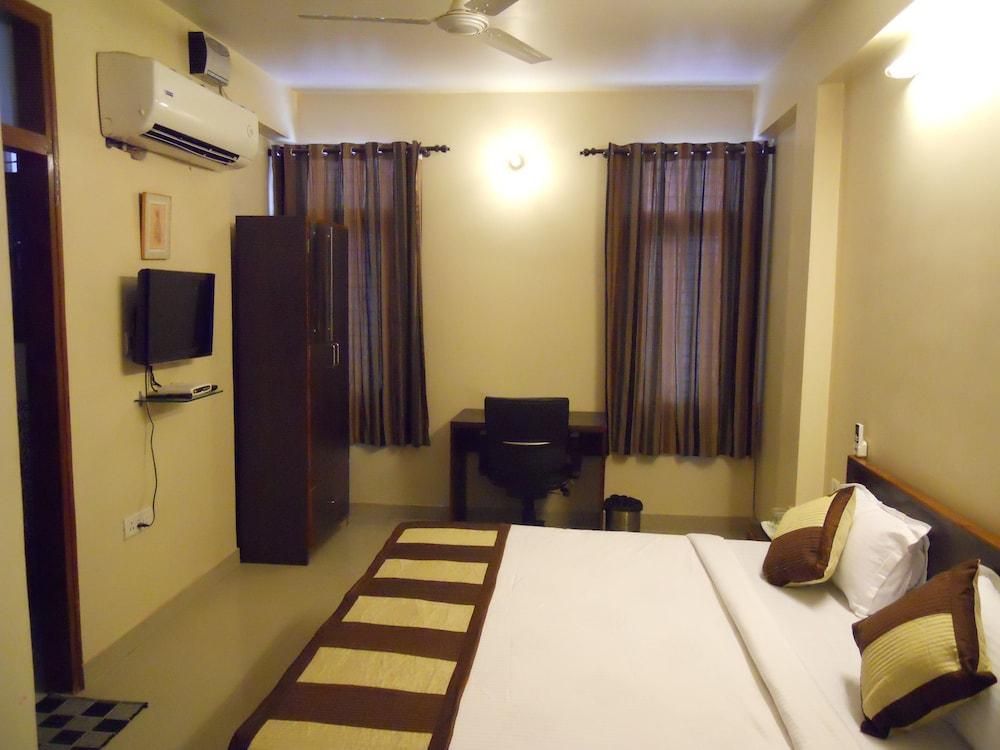 DOUBLE BED 1 BEDROOM WITH KITCHEN