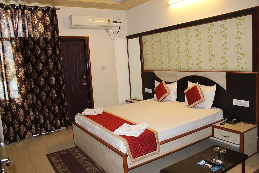 Royal Celebration Inn Deluxe Room 13