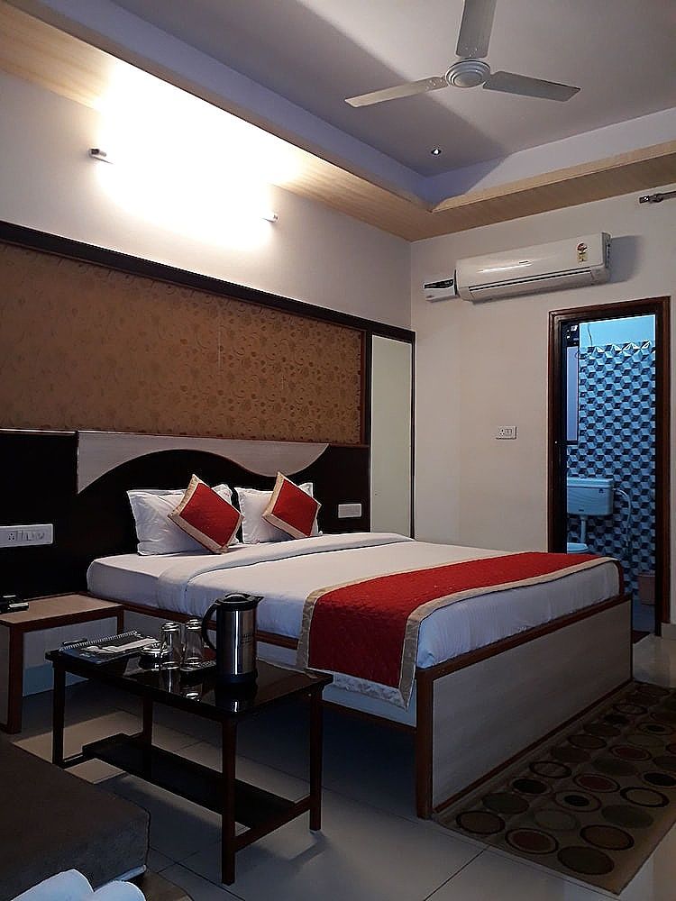 Royal Celebration Inn Deluxe Room 8