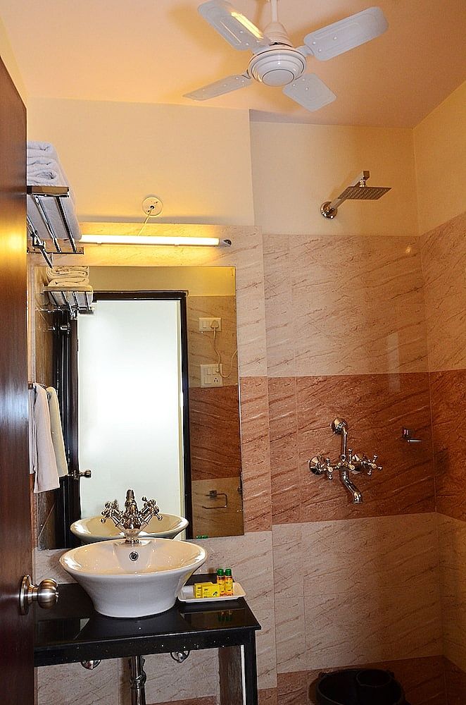 Hotel Raj Regency Deluxe Double Room 6