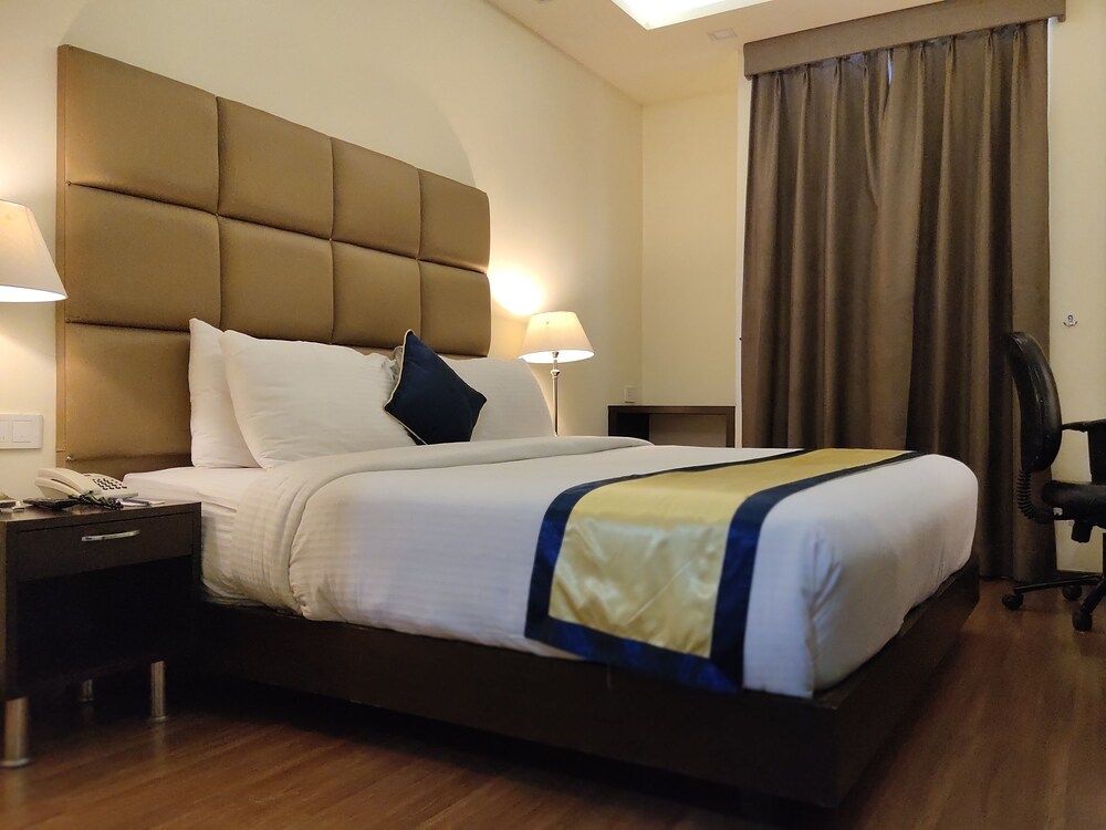 1 King Bed, Business Room, Non-Smoking