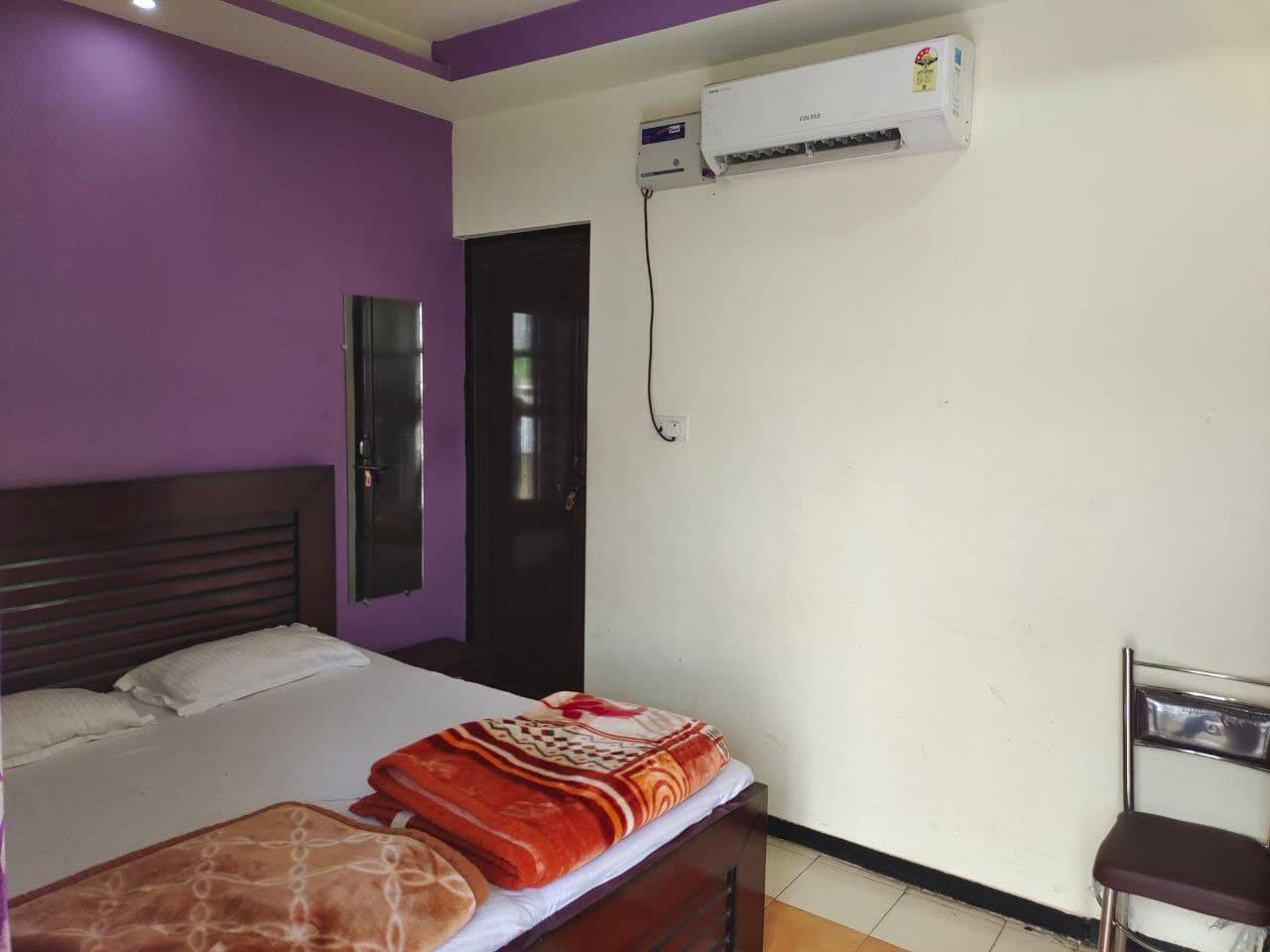 Hotel Sant Villa Deluxe AC Room with Free Wifi 3