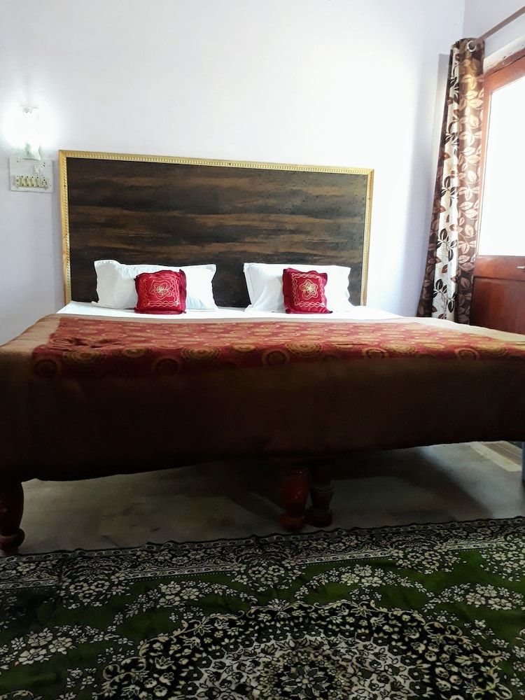 Hotel Plaza Khajuraho Basic Double or Twin Room, 1 King Bed, Non Smoking, Garden View 5