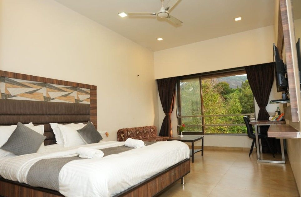 Hotel Lalit Inn Deluxe Room 2