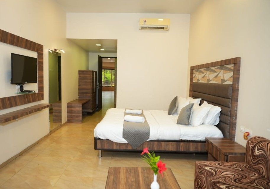 Hotel Lalit Inn Deluxe Room