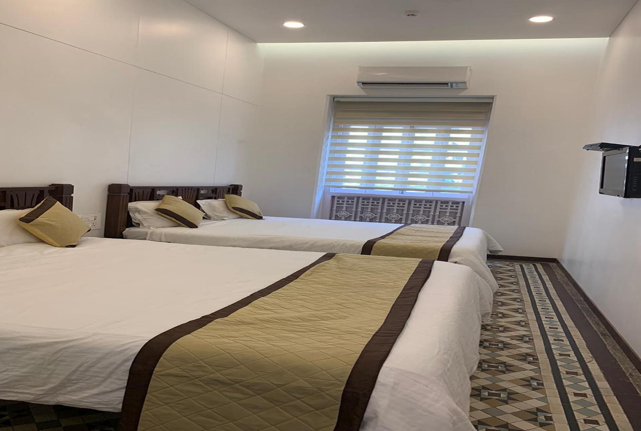 Quadruple with Shared Bathroom