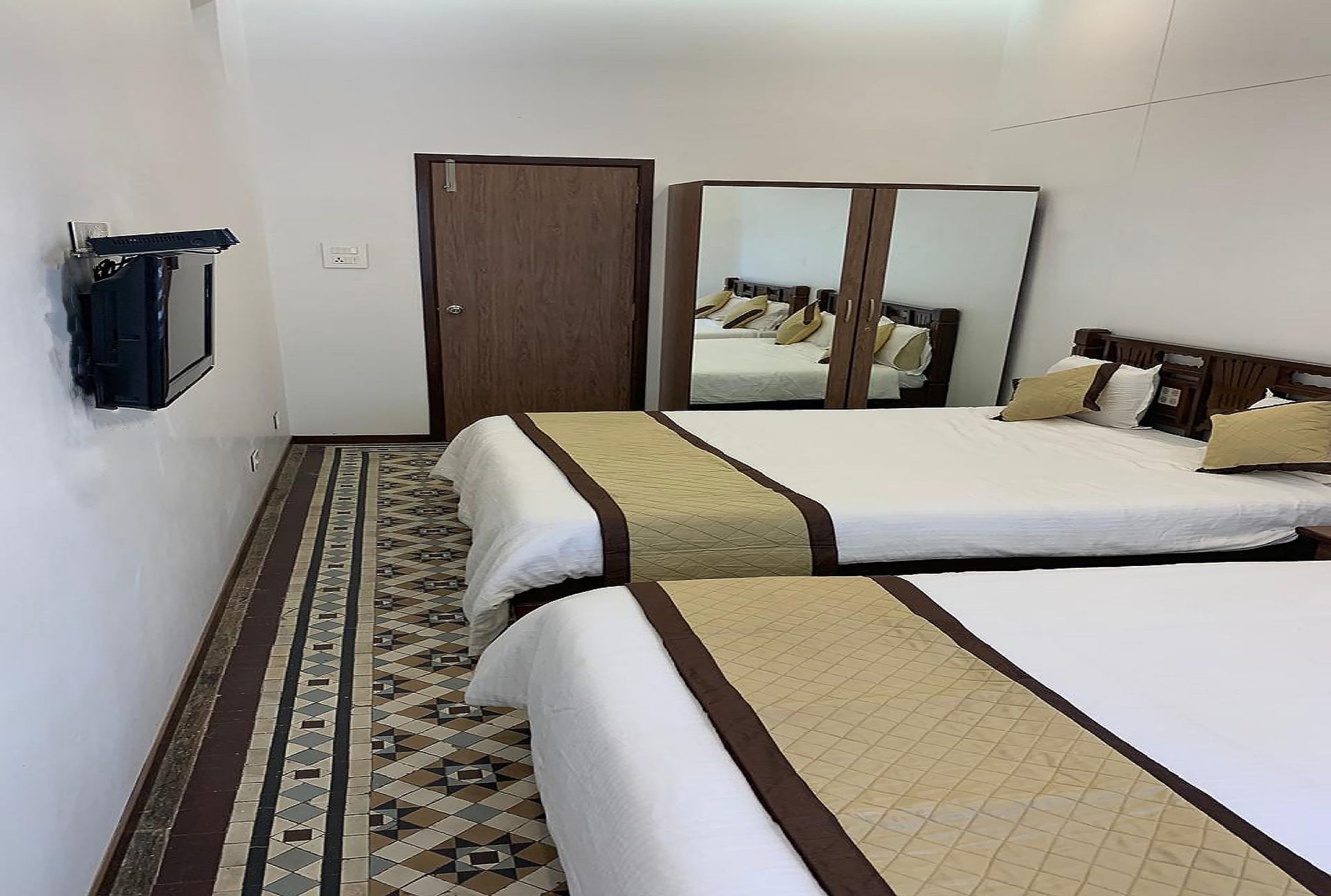 Carlton Hotel Colaba Superior Ac Triple With Common Showers 2