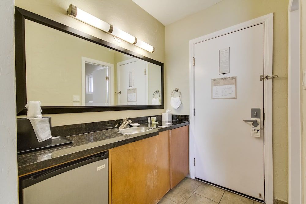 Surfer Beach Hotel Standard Room, 1 King Bed 2