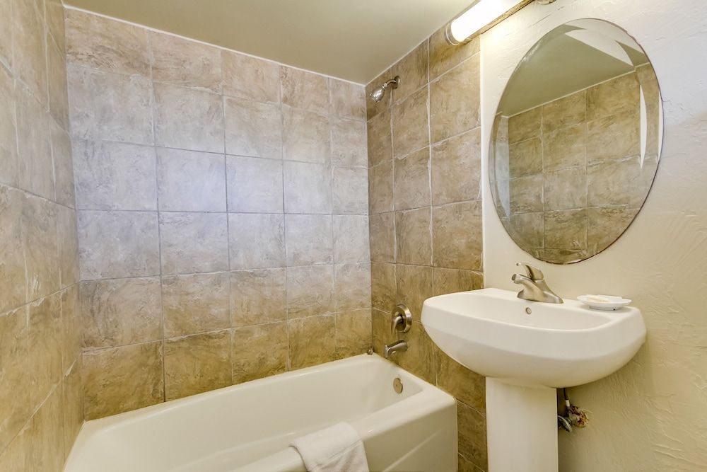 Surfer Beach Hotel Standard Room, 1 King Bed 3