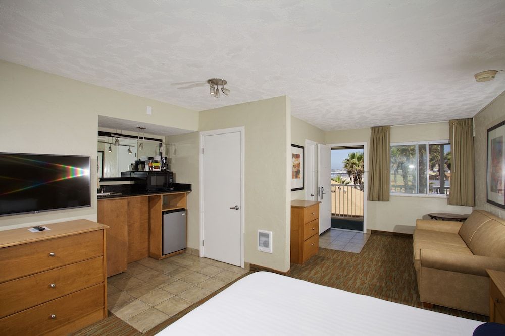 undefined Surfer Beach Hotel 5