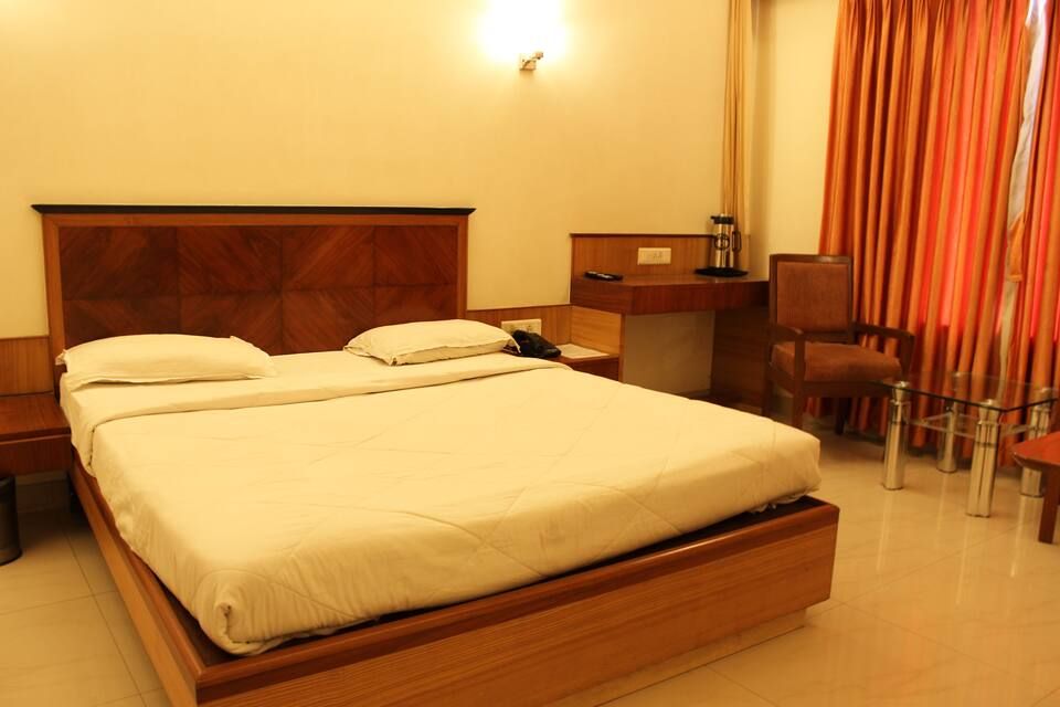 Hotel Dhiraj Deluxe Room 5