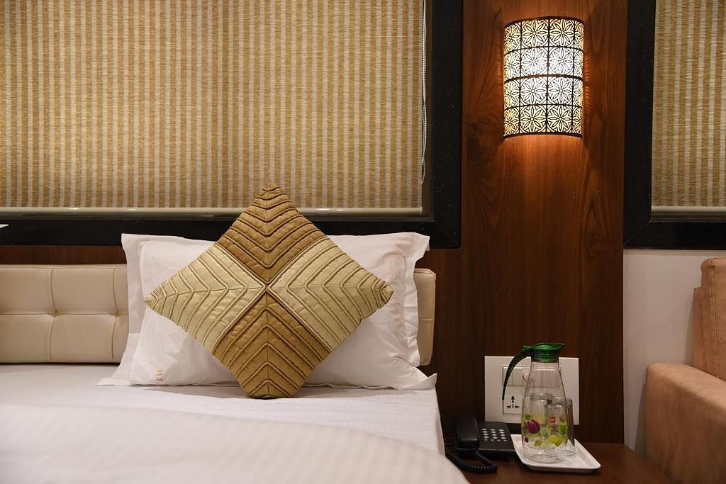 Hotel Flora Fountain Mumbai Standard 4