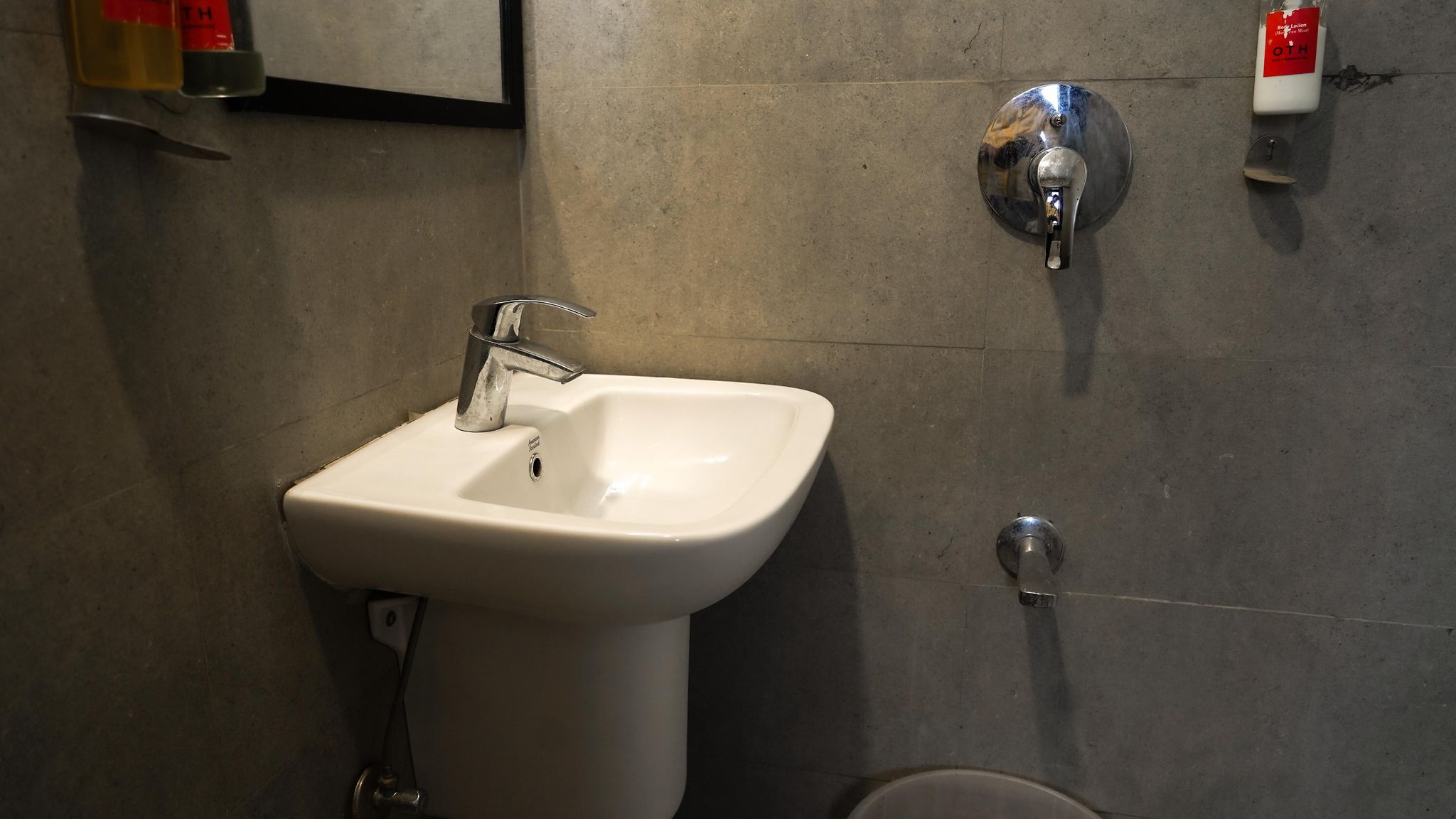 Hotel Highway Residency - Near Mumbai Airport Deluxe Double Room 9