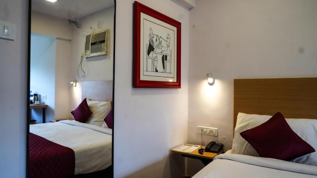 Hotel Highway Residency - Near Mumbai Airport Deluxe Double Room 4