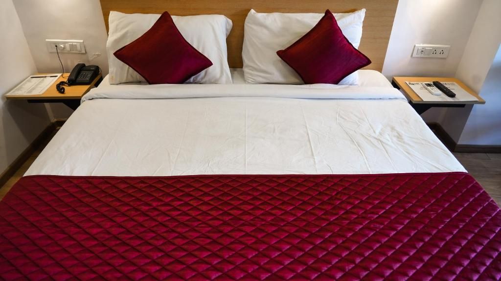 Hotel Highway Residency - Near Mumbai Airport Deluxe Double Room 6