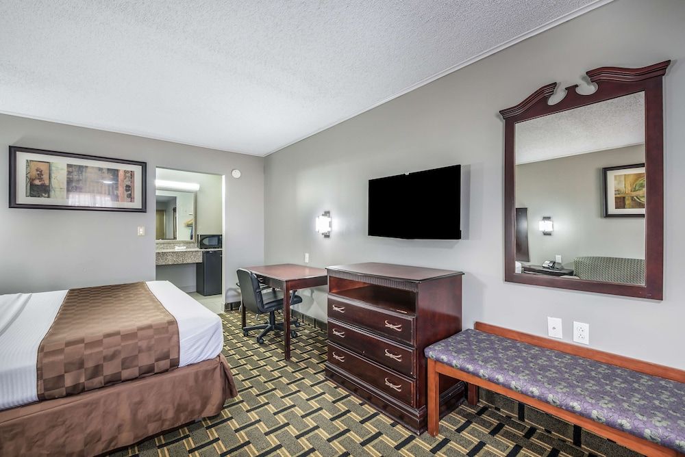 Economy Room, 1 King Bed, Non Smoking