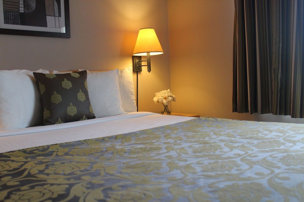 Travelodge by Wyndham Fort McMurray Suite, 2 Queen Beds, Non Smoking (Efficiency) 2