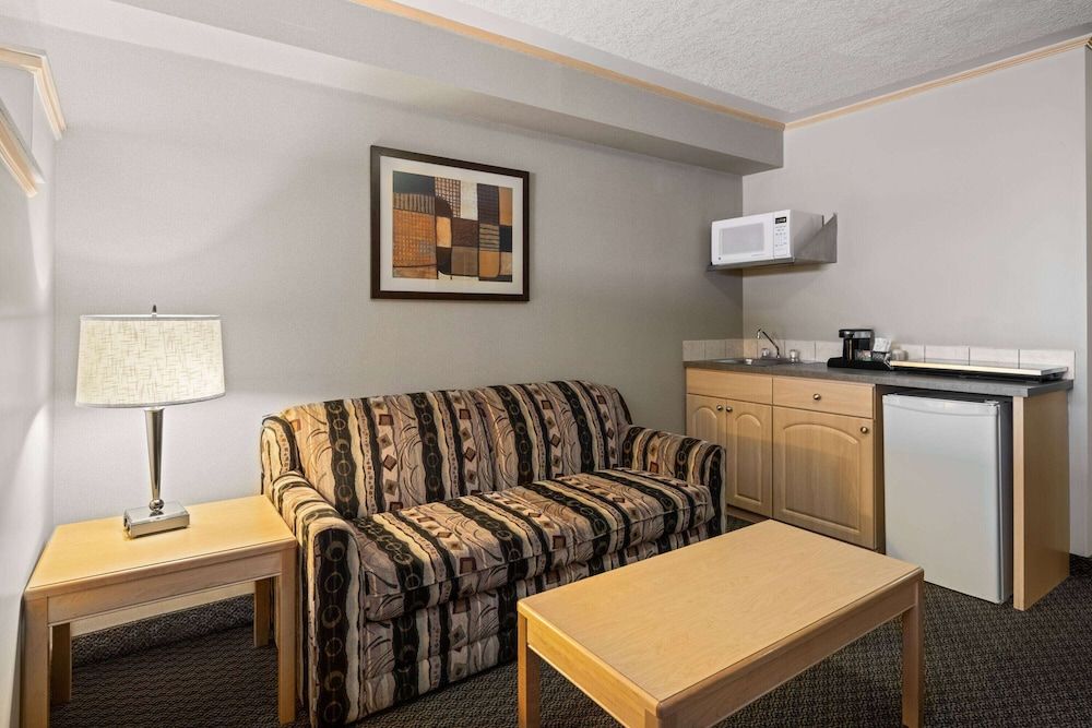 Travelodge by Wyndham Fort McMurray Suite, 1 Queen Bed, Non Smoking (Efficiency) 5