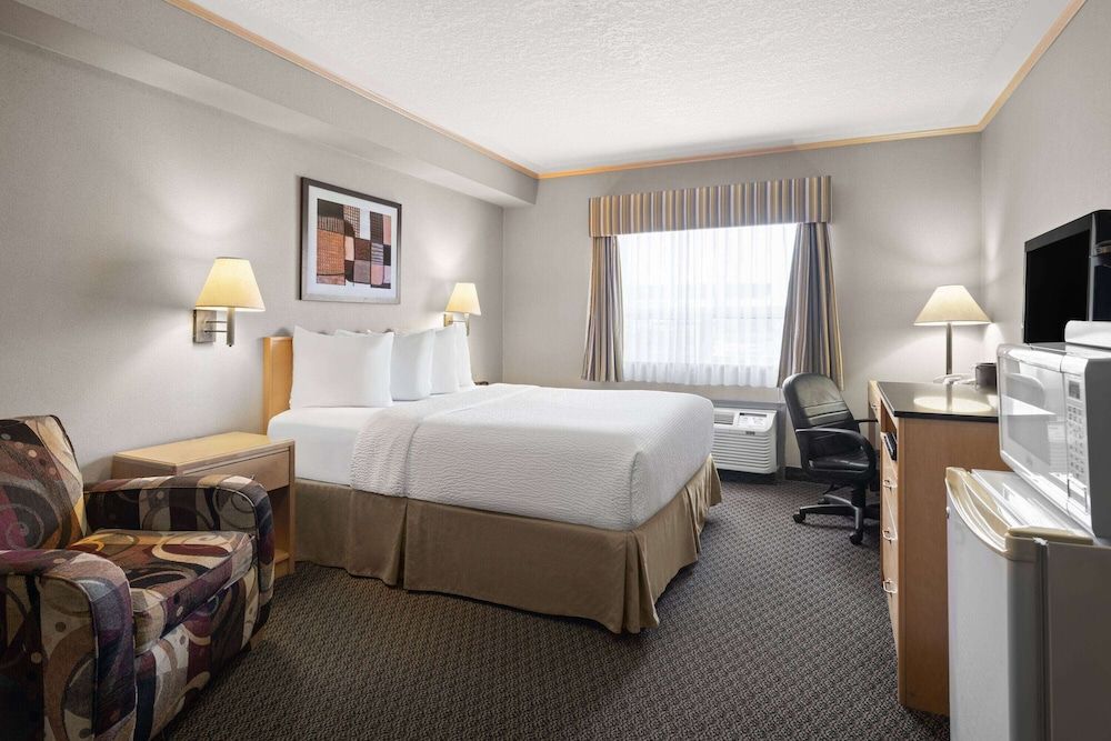 Travelodge by Wyndham Fort McMurray Superior Room, 1 Queen Bed, Non Smoking 2