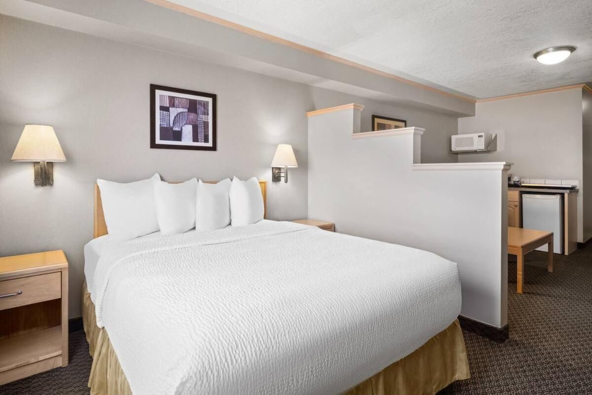 1 Queen Bed, Efficiency Suite, Smoking