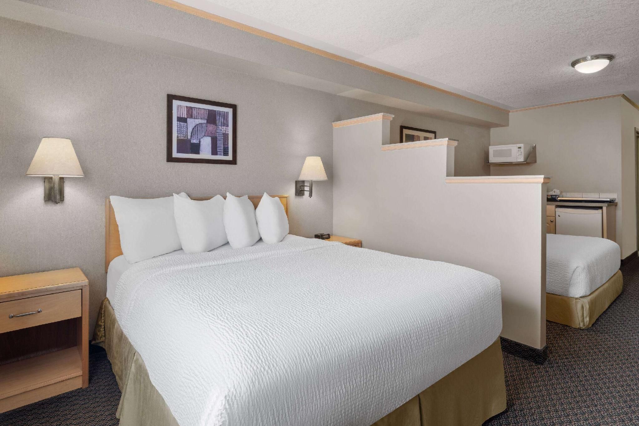 2 Queen Beds, Efficiency Suite, Smoking
