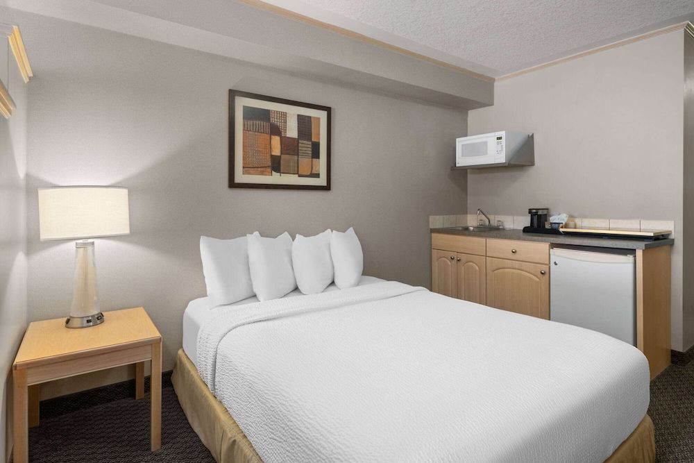 Travelodge by Wyndham Fort McMurray Suite, 1 Queen Bed, Non Smoking (Efficiency)