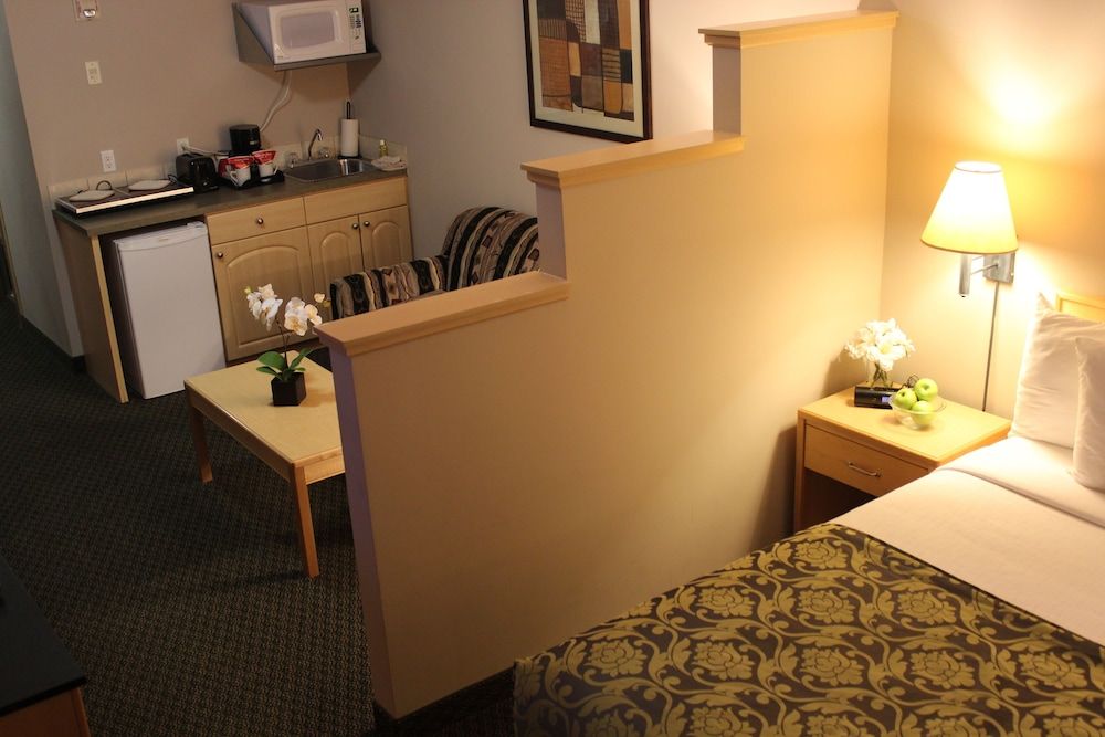 Travelodge by Wyndham Fort McMurray Suite, 1 Queen Bed, Non Smoking (Efficiency) 6