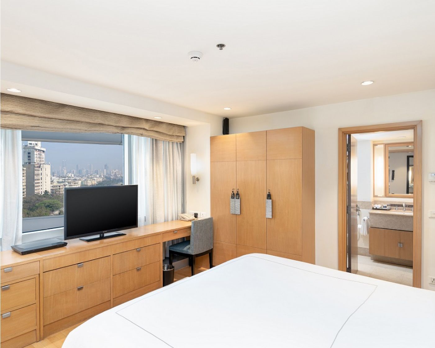 THREE BEDROOM APARTMENT CITY VIEW