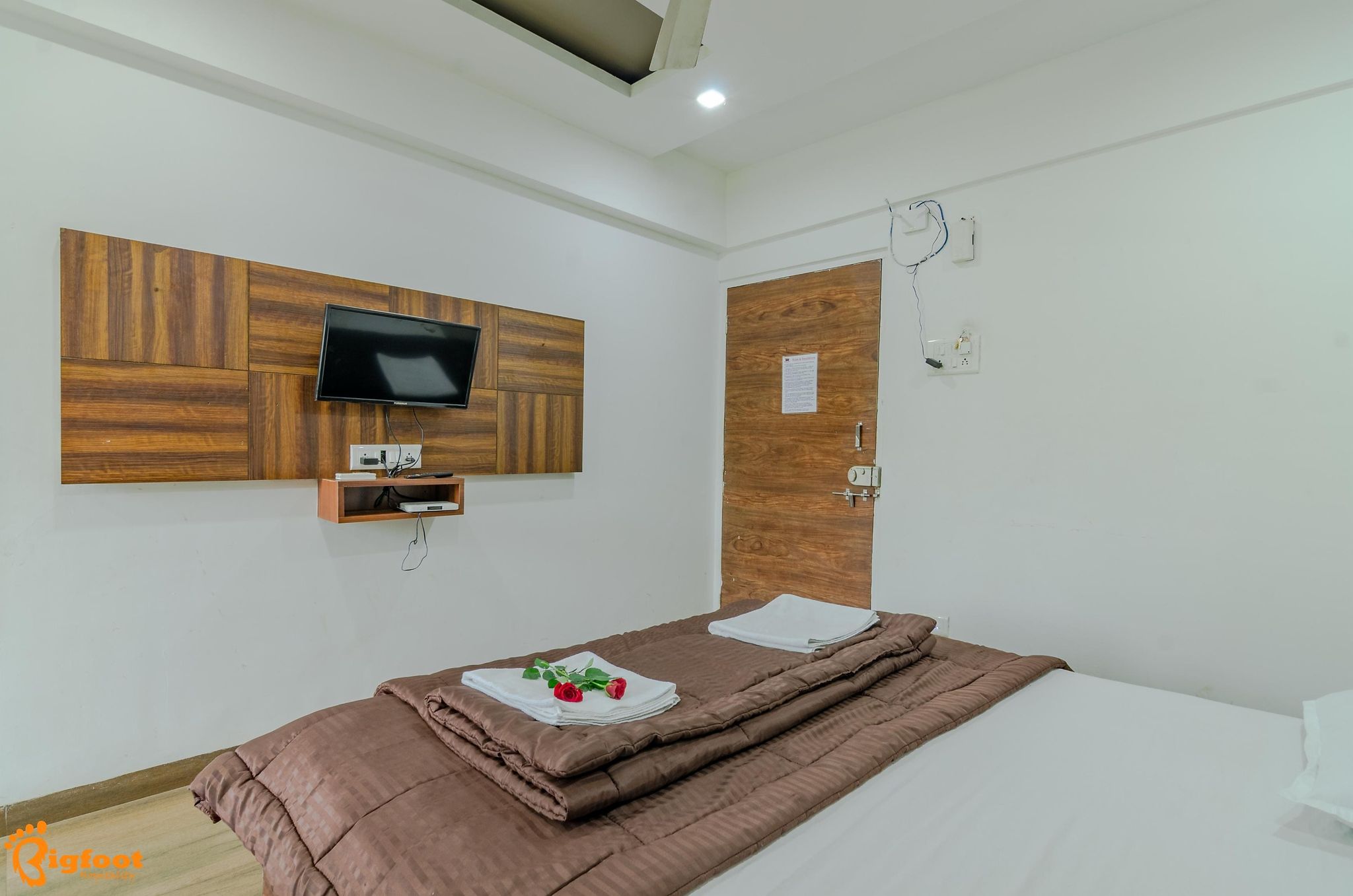 White House Beach Resort Standard Room with Window 4