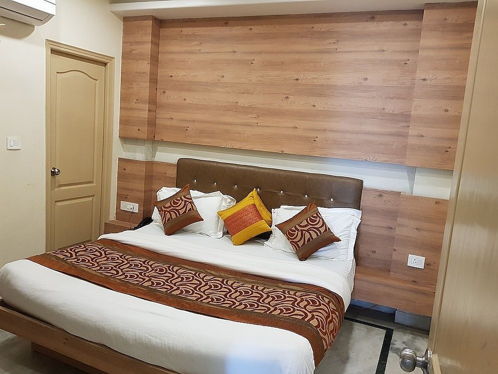 Klick International Deluxe Room 8