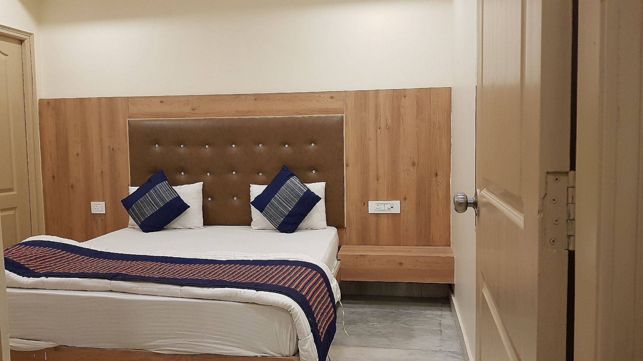 Klick International Deluxe Room 11