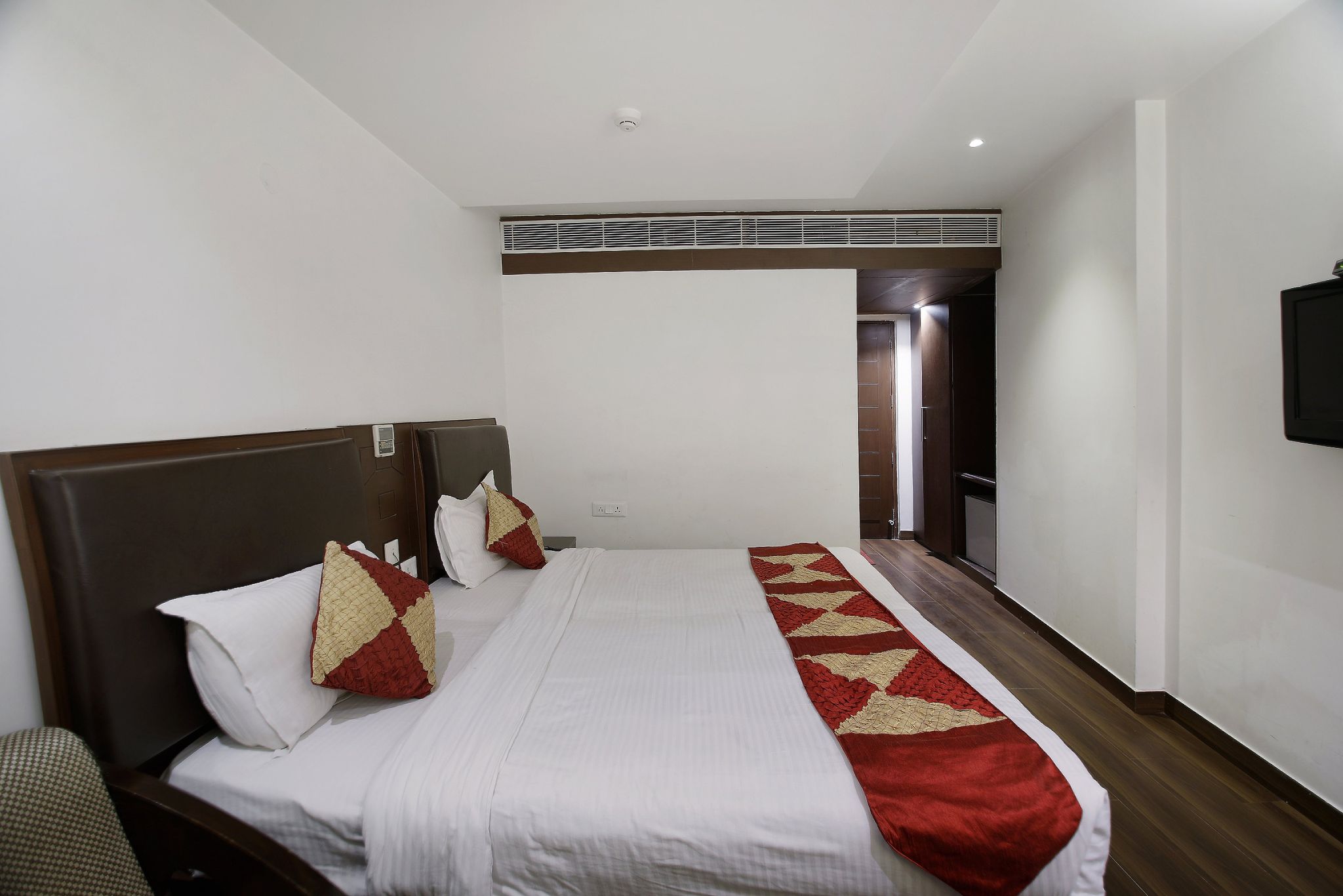 Hotel Saptagiri Deluxe Room 4