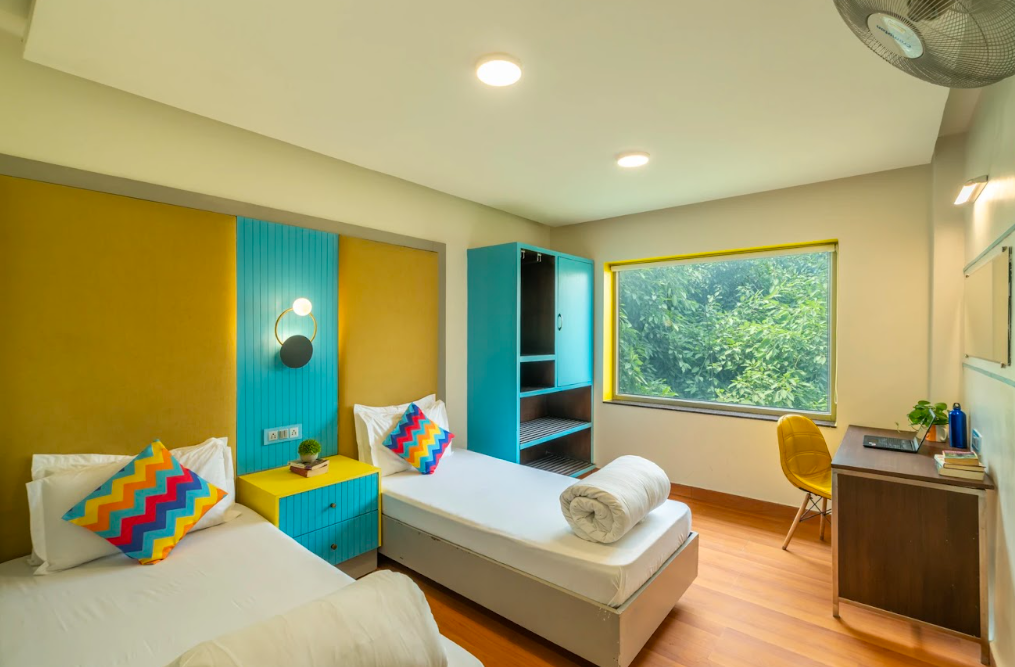 goSTOPS Delhi Deluxe Private A/C Room with Ensuite Bathroom  4