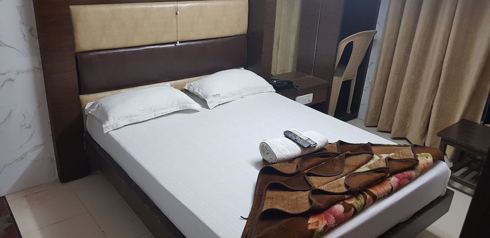 Sidhartha Tourist Lodge Deluxe Room 16