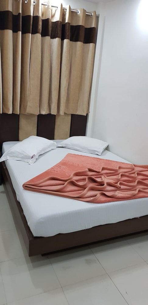 Sidhartha Tourist Lodge Deluxe Room 17