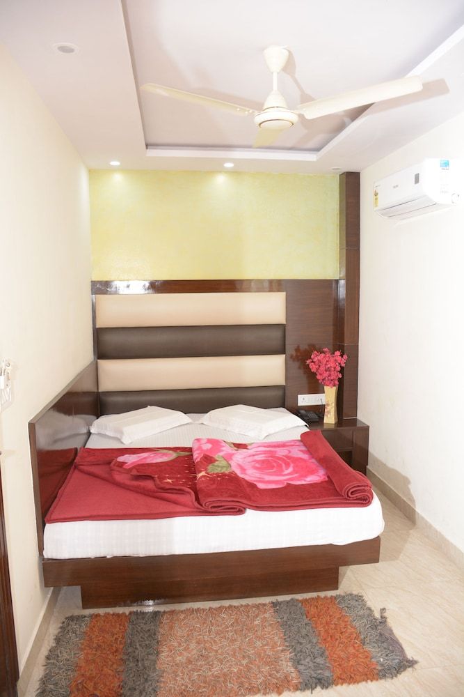 Sidhartha Tourist Lodge Deluxe Room 18