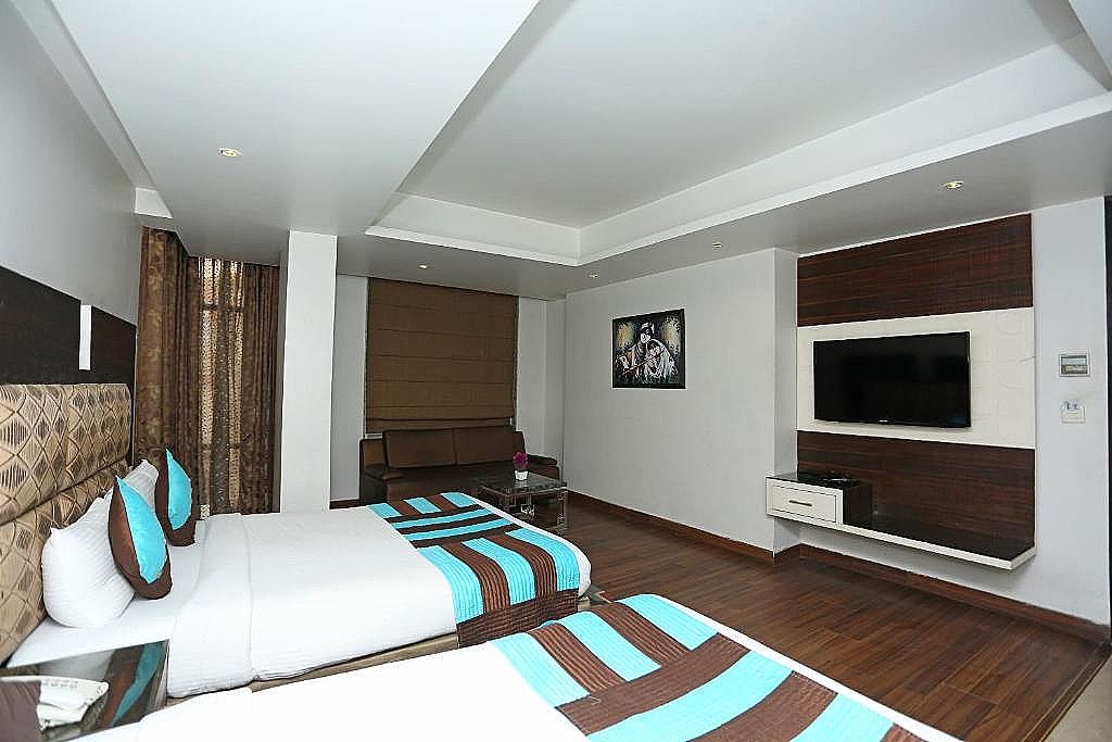 Hotel Uppal International Super Deluxe Room 5
