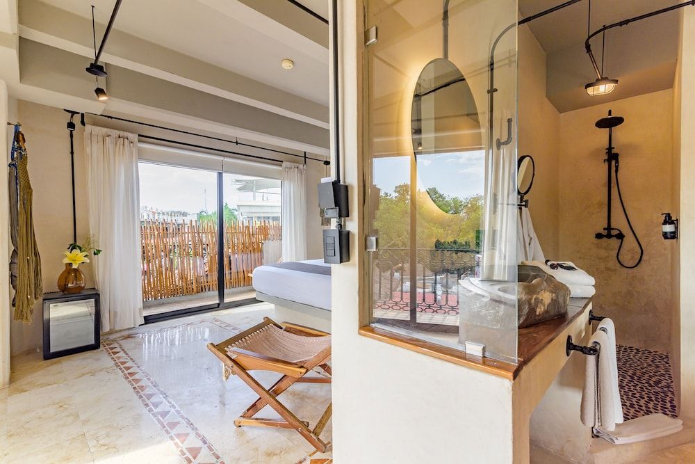 Caribbean Paradise Hotel & Spa - 5th Avenue Junior Suite with Balcony 8