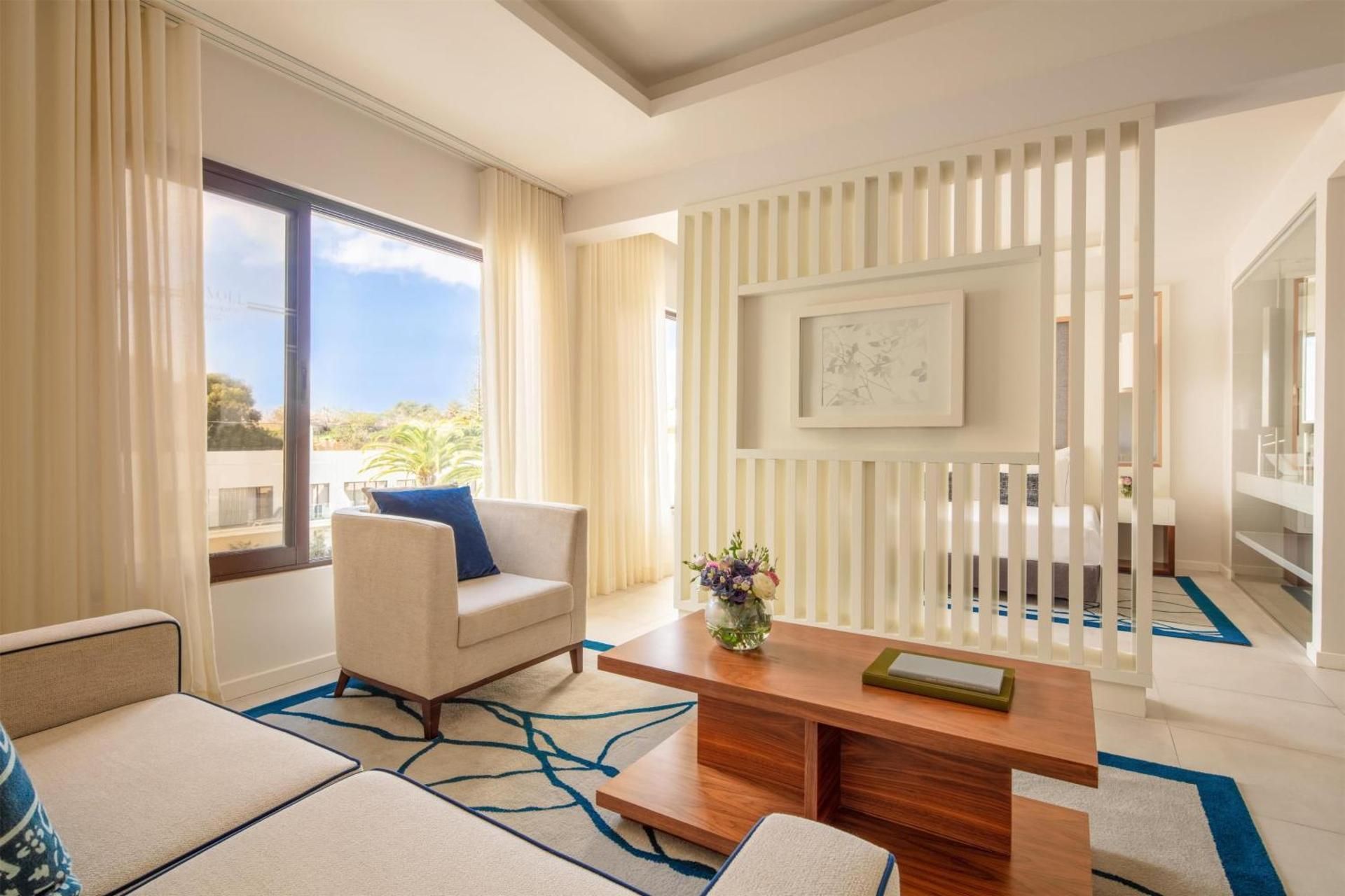 Family connecting (3 adults + 1 child)