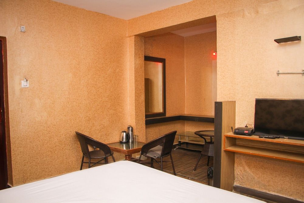De Santosh Residency Deluxe Room 10