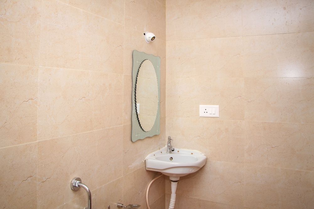 De Santosh Residency Deluxe Room 8