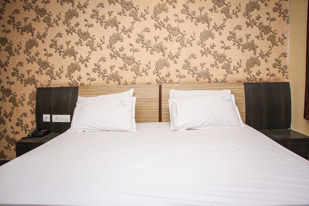 De Santosh Residency Deluxe Room 3