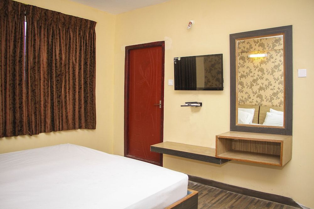 De Santosh Residency Deluxe Room 11