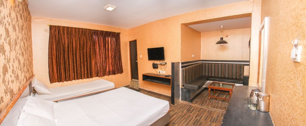 De Santosh Residency Deluxe Room 7