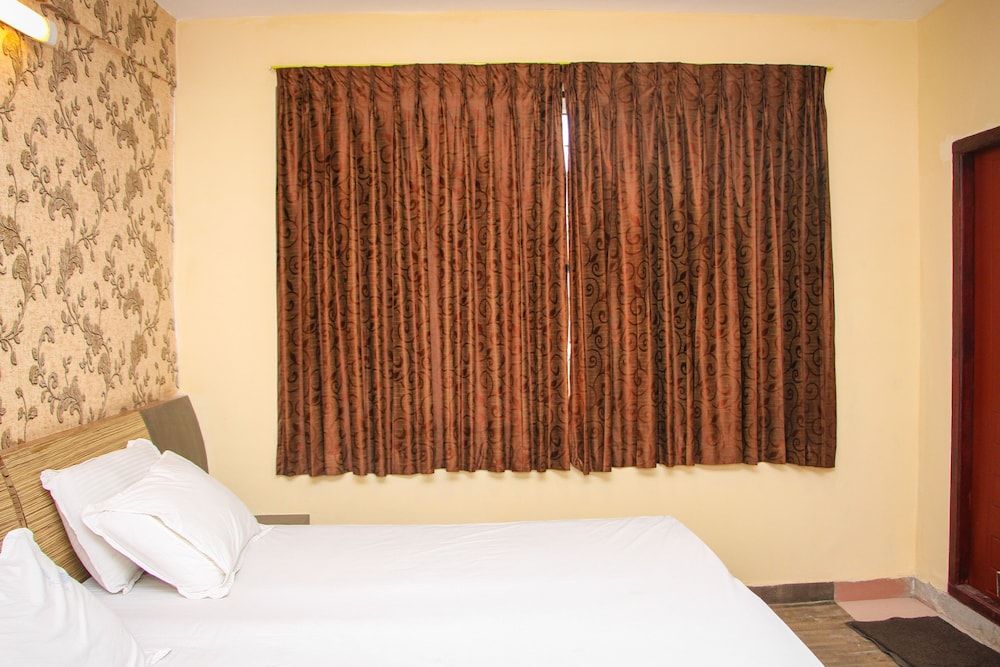 De Santosh Residency Deluxe Room 5